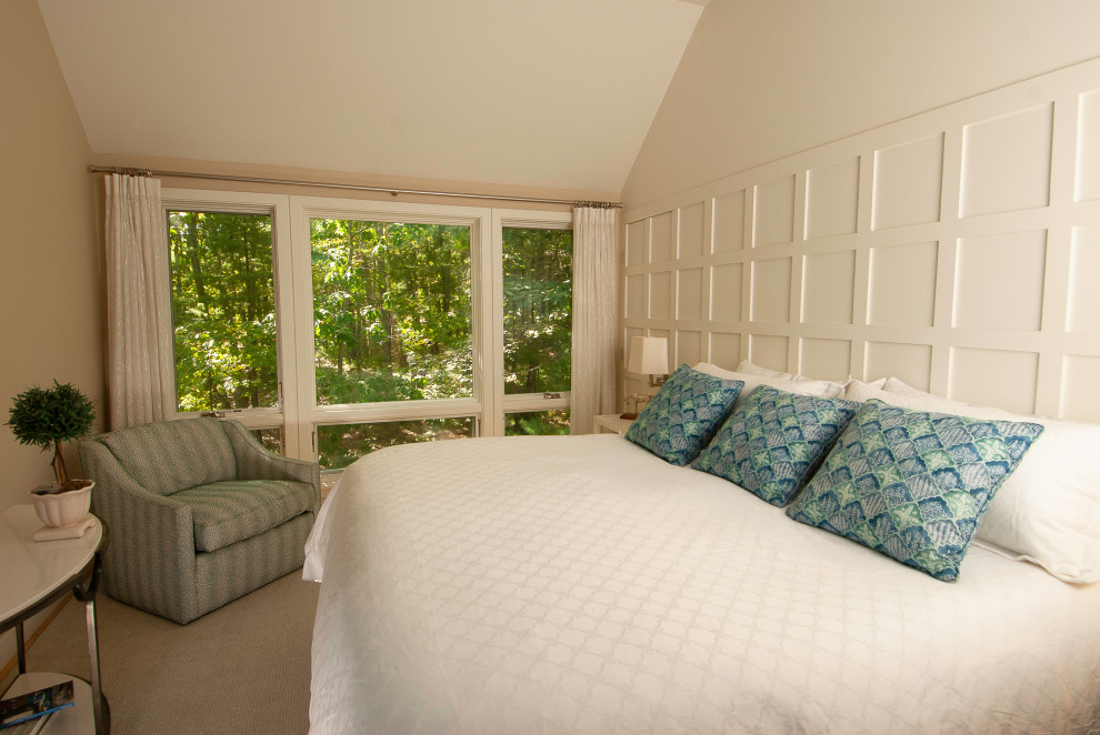 Imagen de dormitorio principal moderno de tamaño medio con paredes beige, suelo de madera en tonos medios y suelo naranja