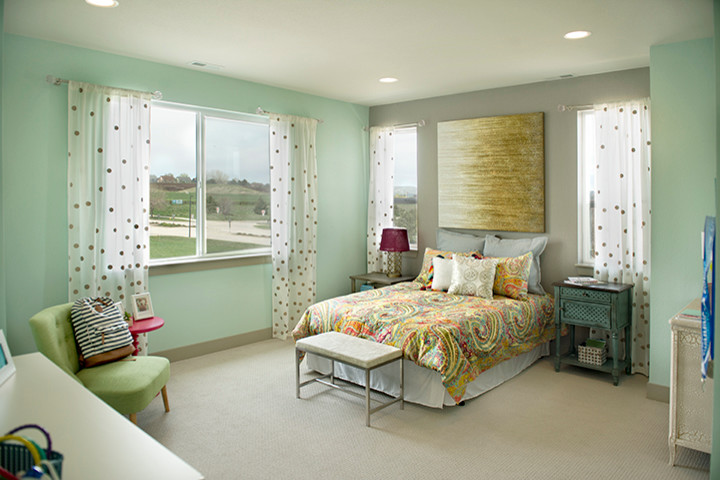 Diseño de habitación de invitados campestre grande con moqueta y paredes verdes