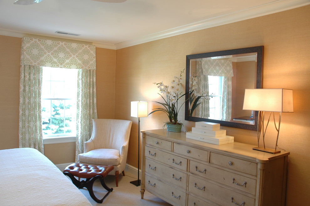 Ejemplo de dormitorio principal clásico de tamaño medio con paredes marrones, moqueta y suelo beige