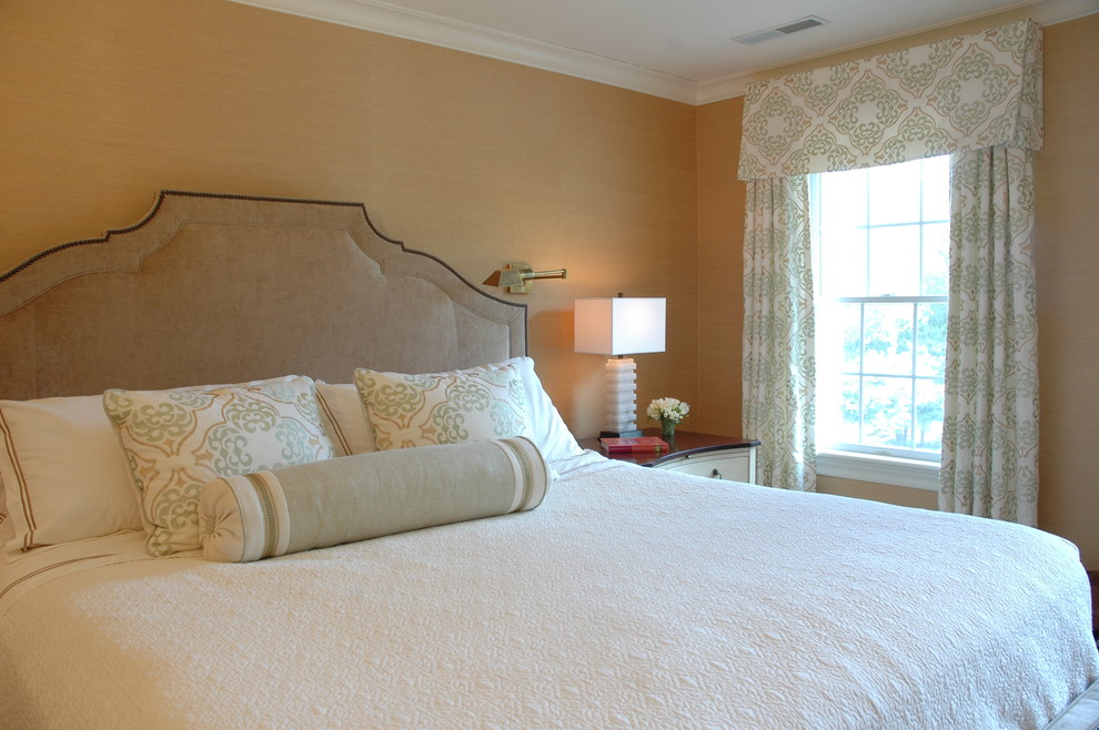 Cette photo montre une chambre chic de taille moyenne avec un mur marron et un sol beige.