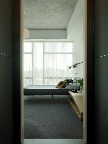 Идея дизайна: спальня в стиле модернизм с полом из керамогранита