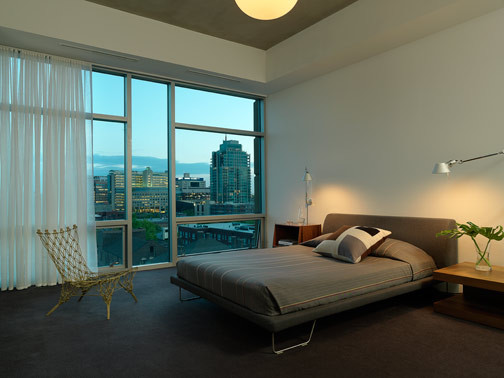 Свежая идея для дизайна: хозяйская спальня в стиле модернизм с белыми стенами и ковровым покрытием - отличное фото интерьера