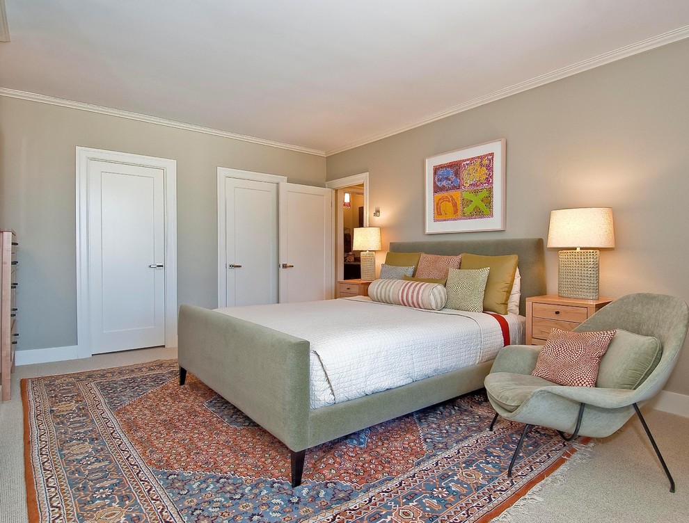 Идея дизайна: спальня в классическом стиле с серыми стенами и ковровым покрытием