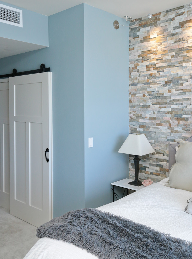 Ejemplo de dormitorio principal de estilo de casa de campo con paredes azules y moqueta