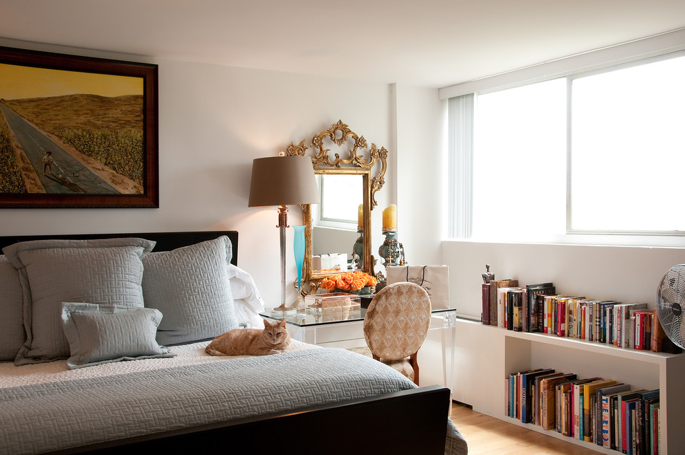 Источник вдохновения для домашнего уюта: хозяйская спальня среднего размера в стиле неоклассика (современная классика) с белыми стенами и светлым паркетным полом