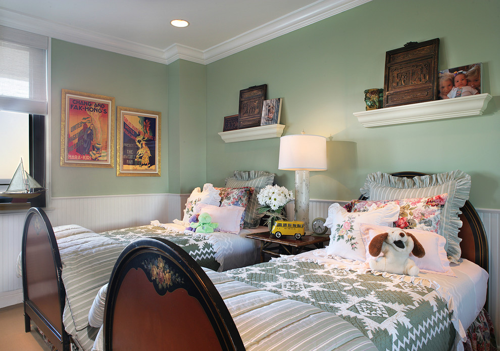 Immagine di una piccola camera degli ospiti eclettica con pareti verdi e moquette