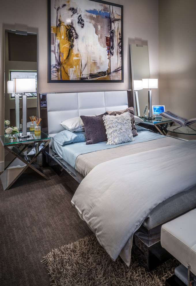 Ejemplo de habitación de invitados contemporánea de tamaño medio sin chimenea con paredes beige y moqueta