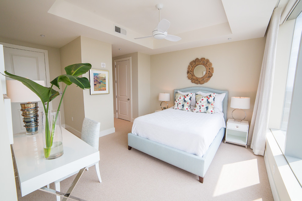 Ejemplo de dormitorio clásico renovado con paredes beige y con escritorio