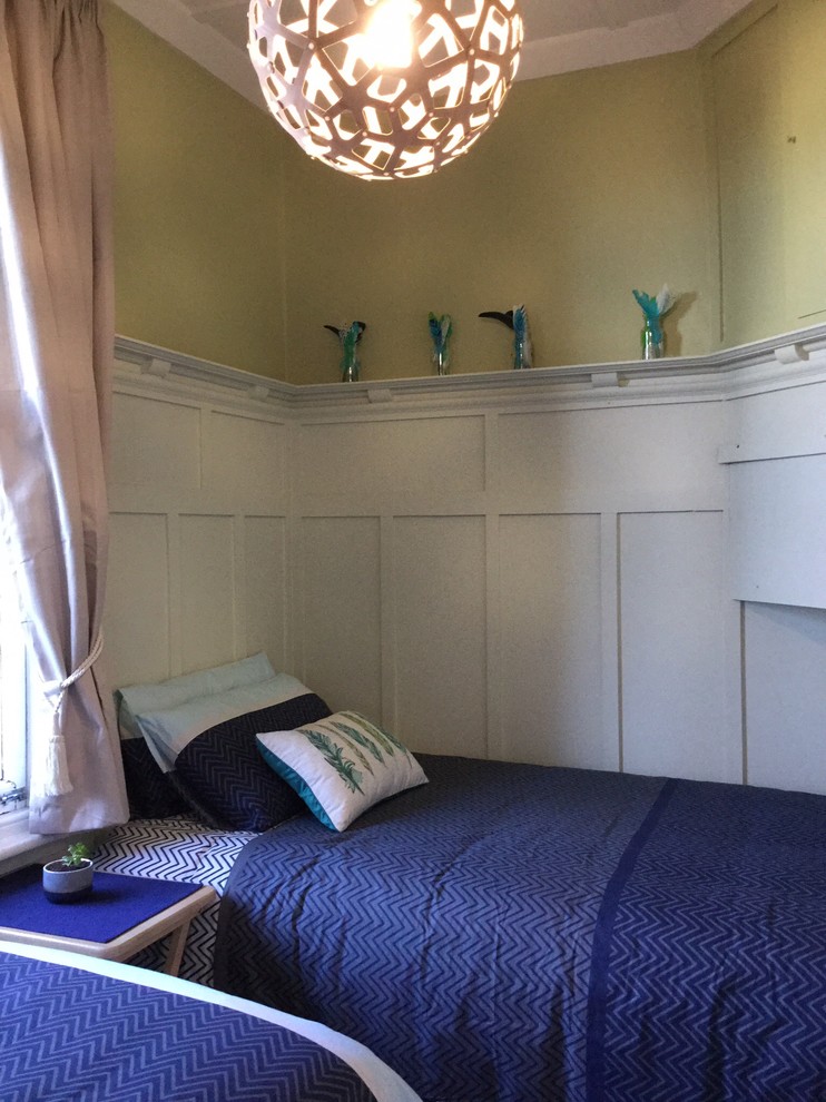 Foto de habitación de invitados actual de tamaño medio sin chimenea con paredes verdes y moqueta