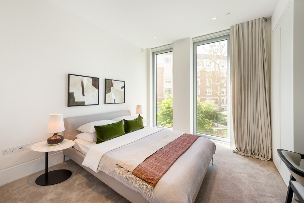 На фото: спальня среднего размера в современном стиле с белыми стенами, ковровым покрытием и серым полом без камина с