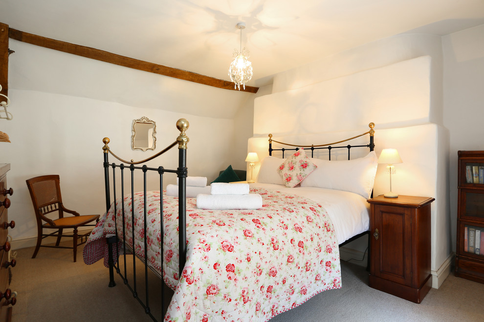 На фото: гостевая спальня среднего размера, (комната для гостей) в классическом стиле с белыми стенами, ковровым покрытием и серым полом без камина с