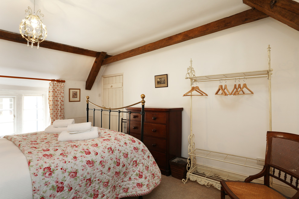 Cette photo montre une chambre chic de taille moyenne avec un mur blanc, aucune cheminée et un sol beige.