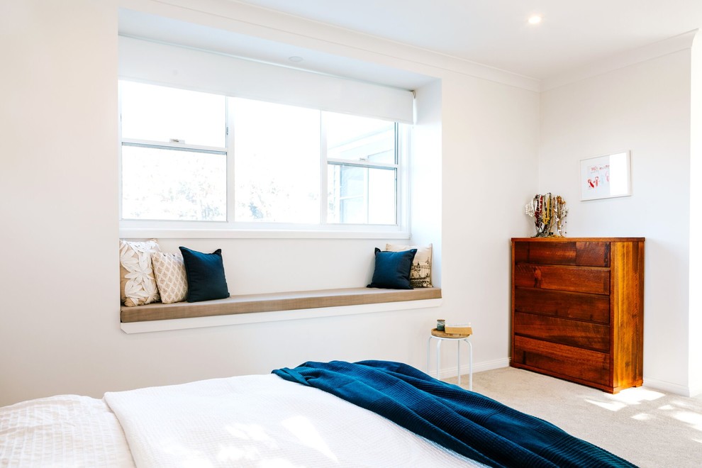 Источник вдохновения для домашнего уюта: хозяйская спальня среднего размера в современном стиле с белыми стенами, ковровым покрытием и бежевым полом