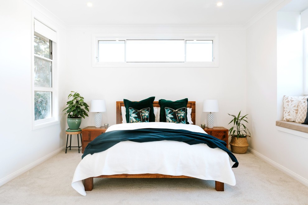 На фото: хозяйская спальня среднего размера в современном стиле с белыми стенами, ковровым покрытием и бежевым полом с