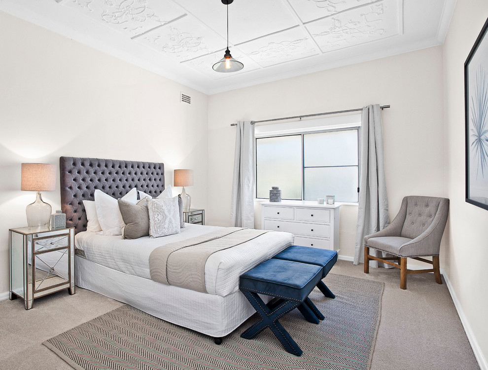 Kleines Klassisches Hauptschlafzimmer mit beiger Wandfarbe und Teppichboden in Sydney