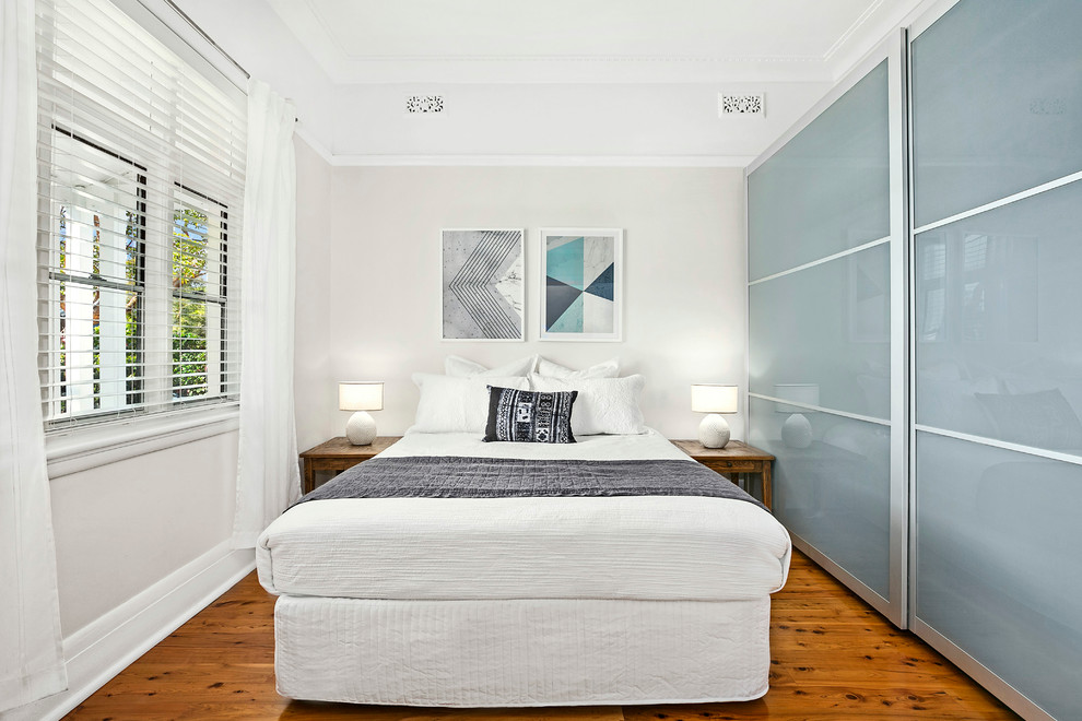 Пример оригинального дизайна: маленькая хозяйская спальня в стиле неоклассика (современная классика) с белыми стенами и светлым паркетным полом для на участке и в саду