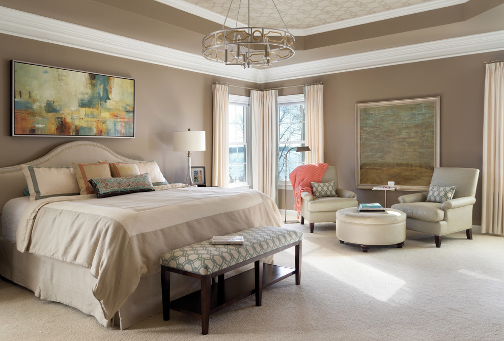 Ejemplo de dormitorio principal tradicional sin chimenea con paredes marrones, moqueta y suelo beige