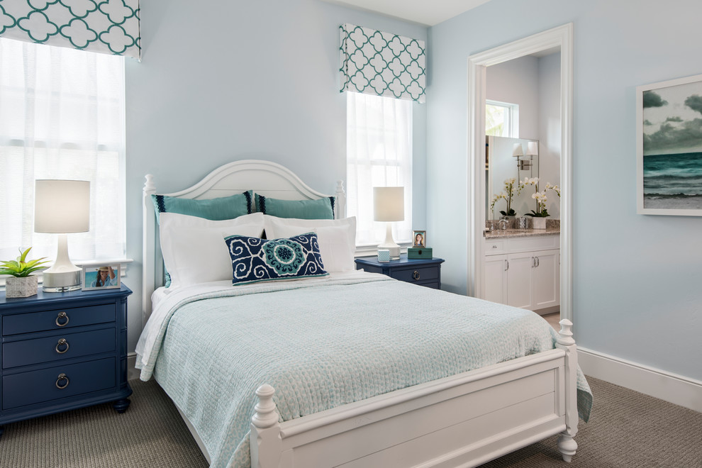Ispirazione per una camera degli ospiti stile marinaro con pareti blu, moquette e pavimento grigio