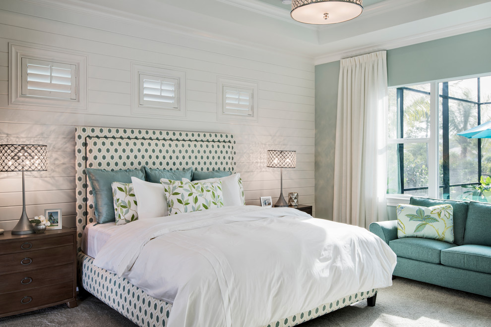 Imagen de dormitorio costero con paredes azules