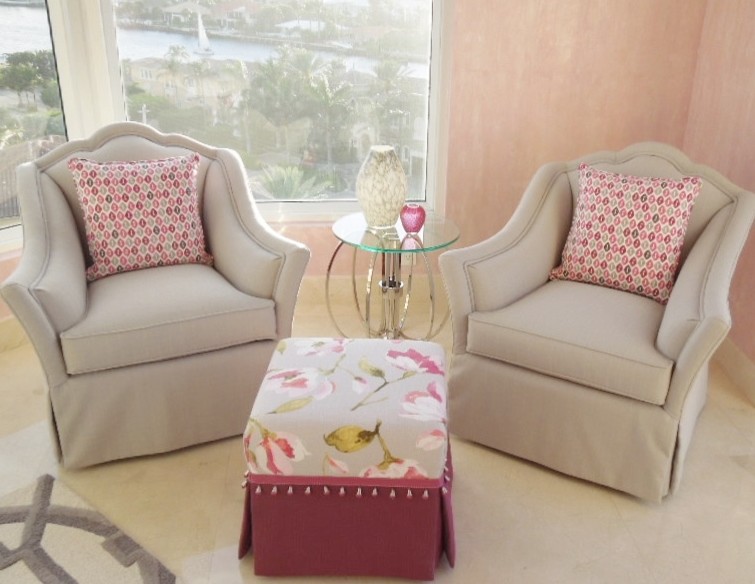 Foto di una camera matrimoniale chic con pareti rosa e pavimento in marmo