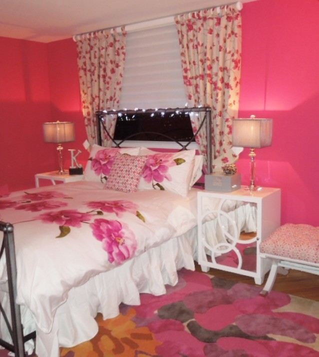 マイアミにあるエクレクティックスタイルのおしゃれな寝室 (ピンクの壁)
