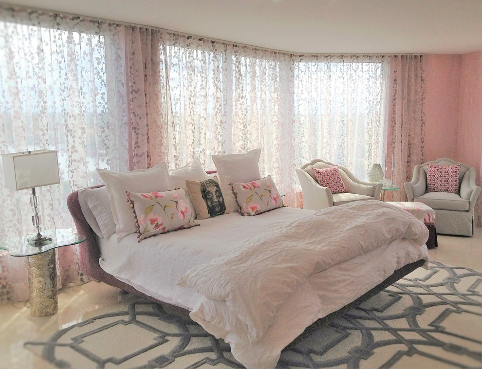 Idée de décoration pour une grande chambre parentale grise et rose tradition avec un mur rose, un sol en marbre et aucune cheminée.