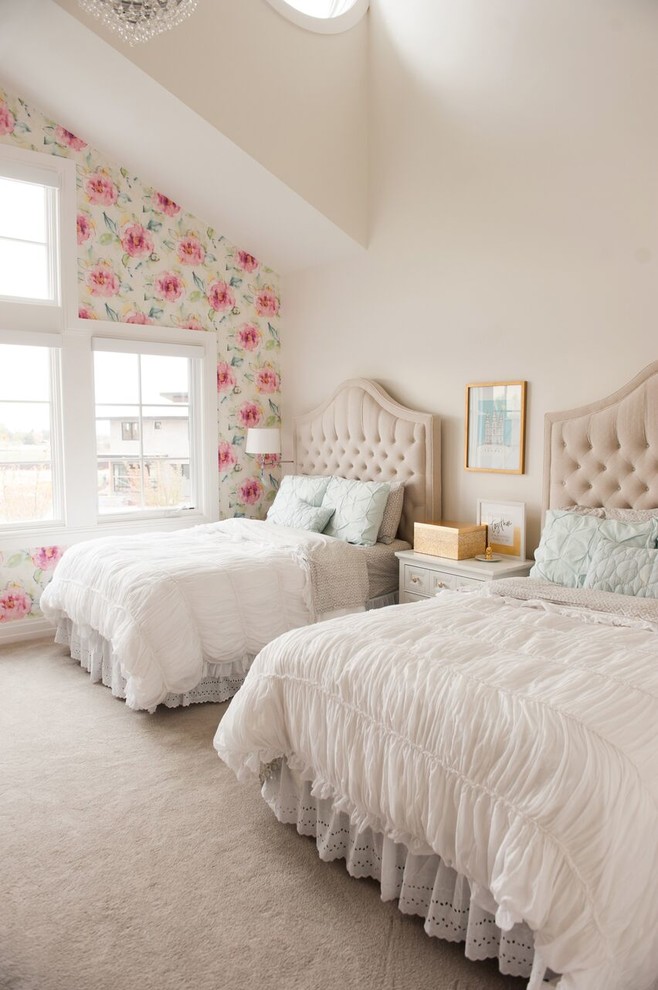 Mittelgroßes Klassisches Schlafzimmer ohne Kamin mit beiger Wandfarbe und Teppichboden in Salt Lake City
