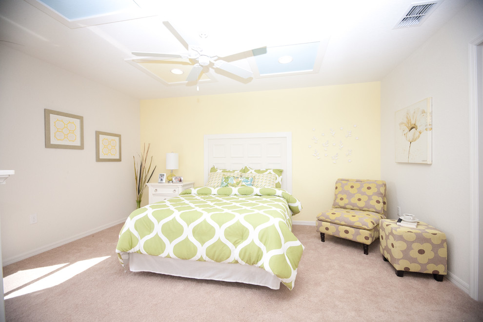 Идея дизайна: хозяйская спальня среднего размера с желтыми стенами и ковровым покрытием
