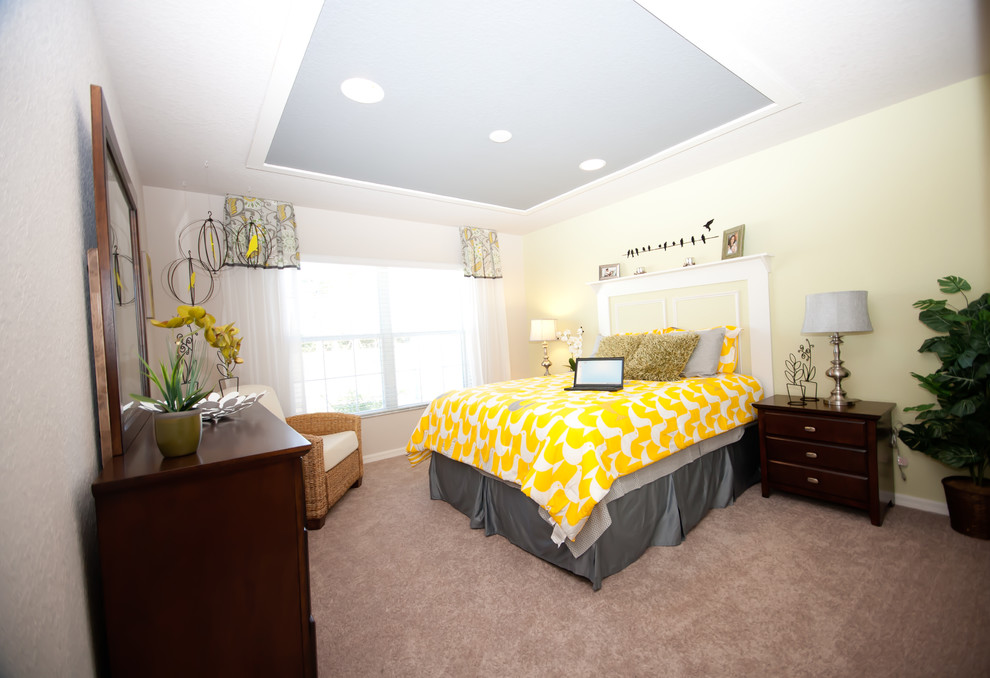 Идея дизайна: хозяйская спальня с желтыми стенами и ковровым покрытием без камина