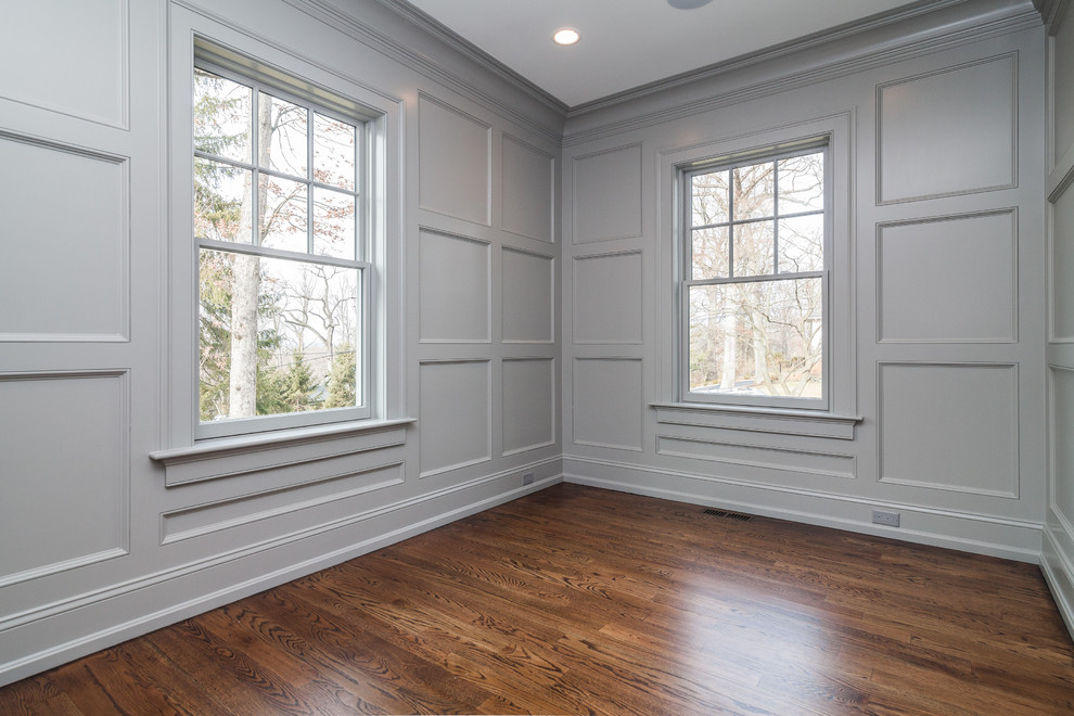 Ejemplo de habitación de invitados clásica renovada de tamaño medio con paredes grises y suelo de madera en tonos medios
