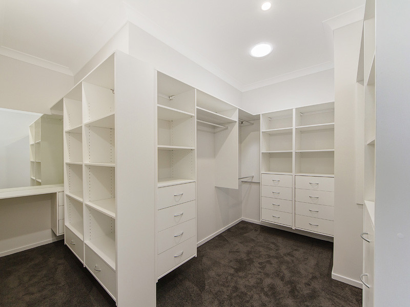 Diseño de habitación de invitados contemporánea de tamaño medio con paredes blancas, moqueta y suelo marrón