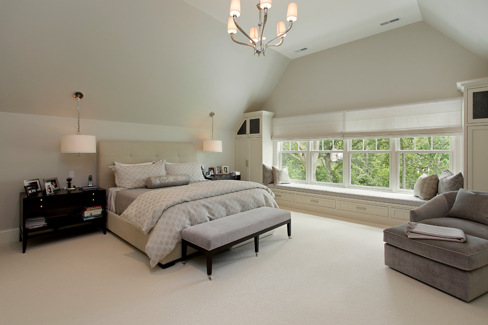 Klassisches Schlafzimmer mit beiger Wandfarbe und Teppichboden in Chicago