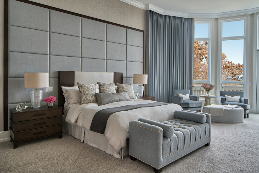 Свежая идея для дизайна: хозяйская спальня в стиле неоклассика (современная классика) с серыми стенами, ковровым покрытием и серым полом - отличное фото интерьера