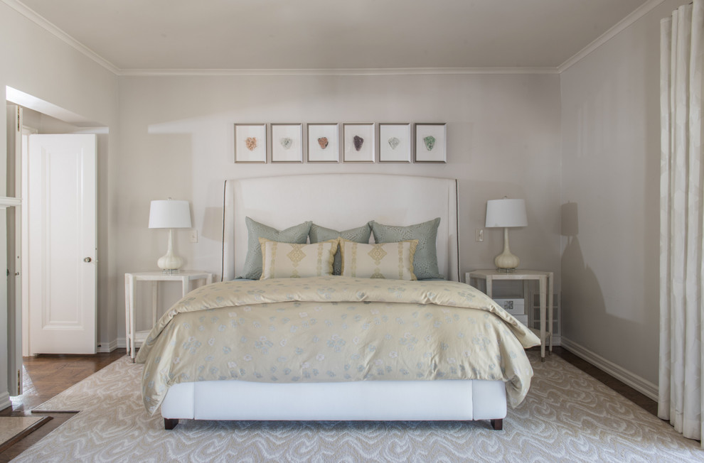 Источник вдохновения для домашнего уюта: спальня в стиле неоклассика (современная классика) с серыми стенами и темным паркетным полом