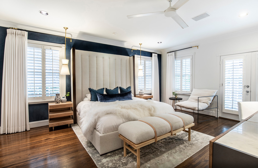 ダラスにある中くらいなトランジショナルスタイルのおしゃれな主寝室 (青い壁、濃色無垢フローリング、暖炉なし、茶色い床)