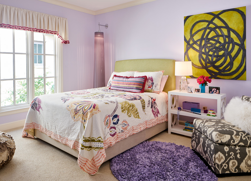 Klassisches Schlafzimmer mit lila Wandfarbe und Teppichboden in Dallas