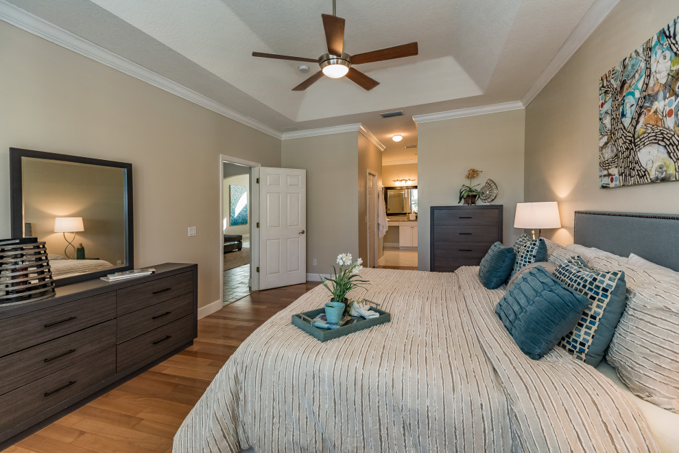 Großes Modernes Hauptschlafzimmer mit beiger Wandfarbe, braunem Holzboden und braunem Boden in Tampa