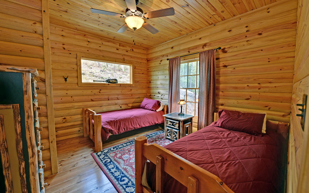 Imagen de habitación de invitados rústica de tamaño medio con paredes marrones, suelo de madera en tonos medios y suelo marrón