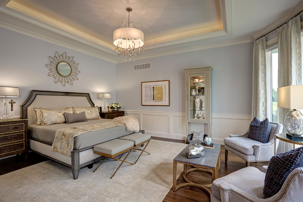 Стильный дизайн: большая хозяйская спальня в классическом стиле с серыми стенами и паркетным полом среднего тона - последний тренд