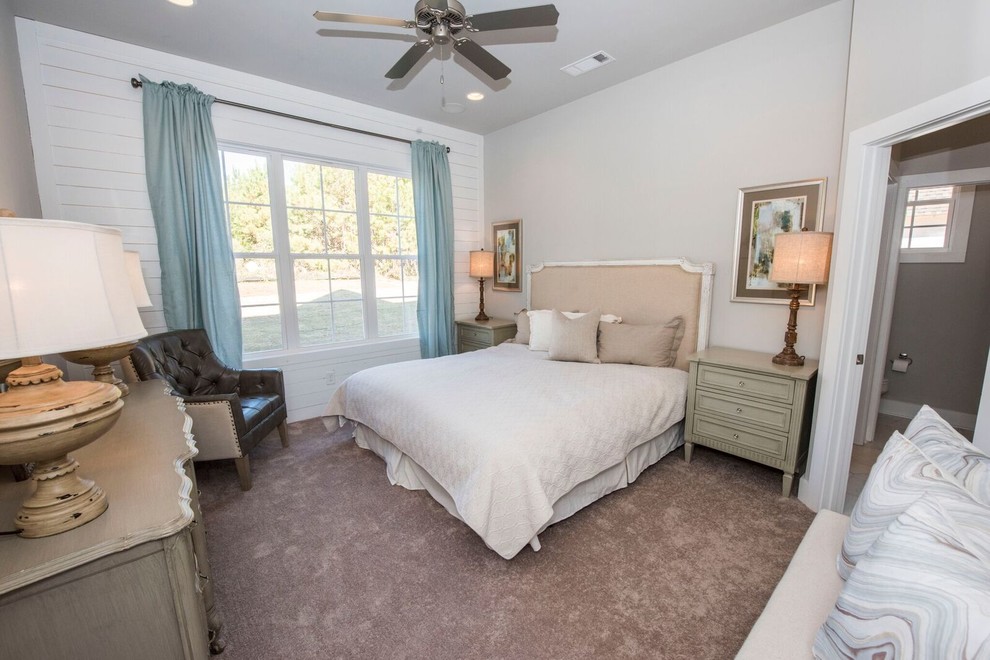 Mittelgroßes Hauptschlafzimmer ohne Kamin mit weißer Wandfarbe, Teppichboden und grauem Boden in Atlanta