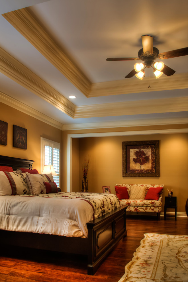 Свежая идея для дизайна: хозяйская спальня в классическом стиле с коричневыми стенами и паркетным полом среднего тона - отличное фото интерьера