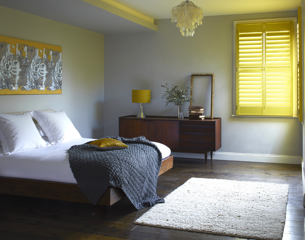 ダラスにあるコンテンポラリースタイルのおしゃれな寝室 (グレーの壁、濃色無垢フローリング) のレイアウト