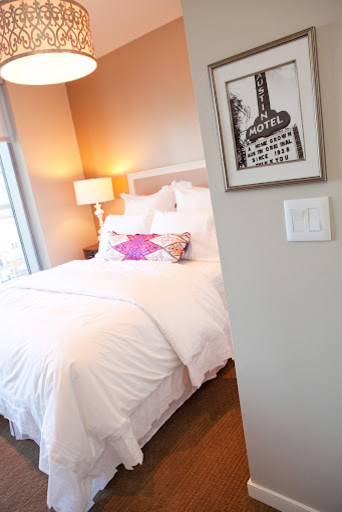 Modernes Gästezimmer mit beiger Wandfarbe und Teppichboden in Austin