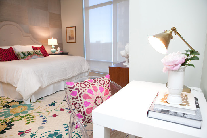 Modernes Hauptschlafzimmer mit beiger Wandfarbe und Teppichboden in Austin