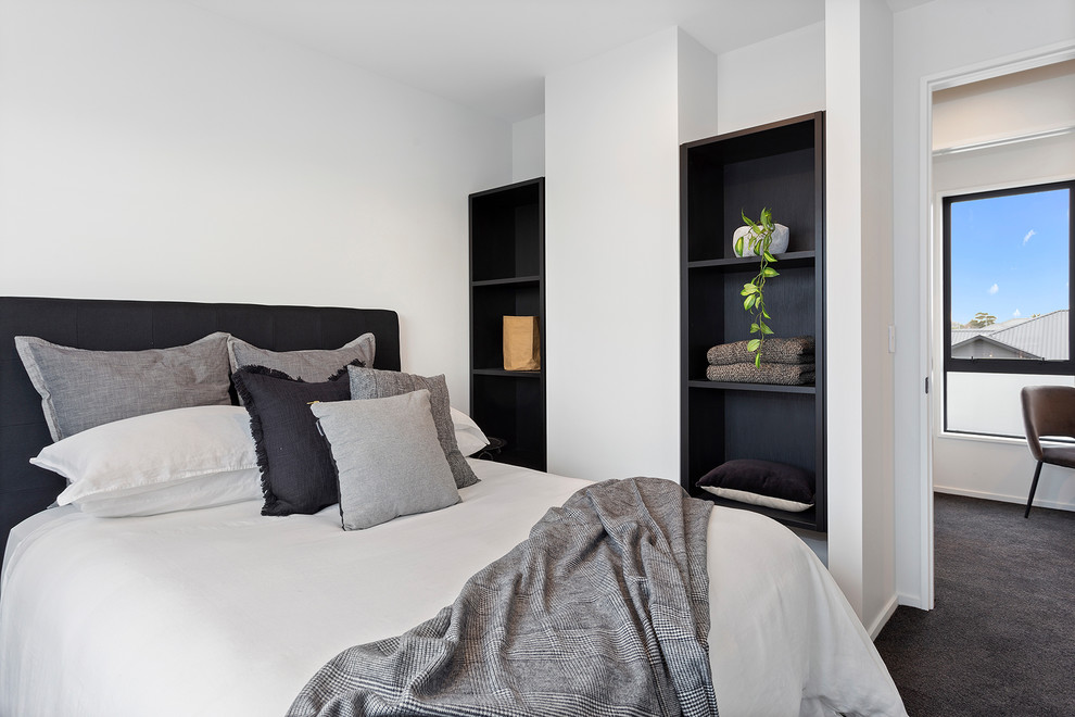 Пример оригинального дизайна: большая хозяйская спальня в стиле модернизм с белыми стенами, ковровым покрытием и серым полом