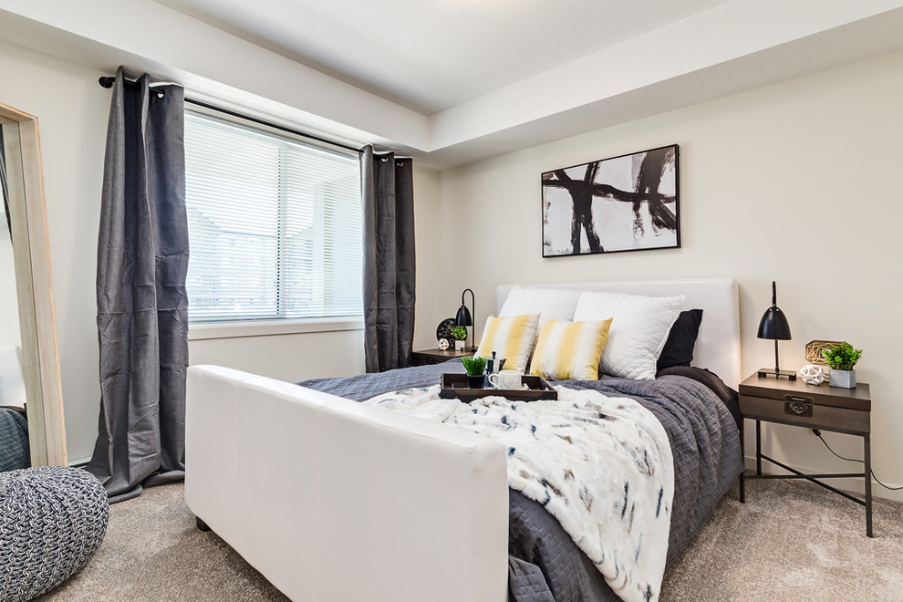 Kleines Modernes Hauptschlafzimmer ohne Kamin mit weißer Wandfarbe, Teppichboden und beigem Boden in Calgary