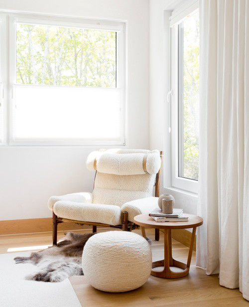 Idee per una grande camera degli ospiti minimalista con pareti multicolore, parquet chiaro e pavimento marrone