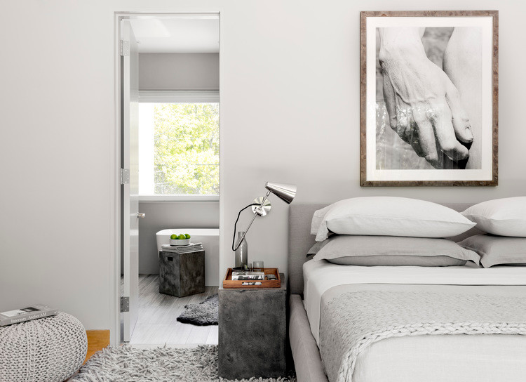 Ispirazione per una grande camera degli ospiti contemporanea con pareti grigie, parquet chiaro e pavimento marrone