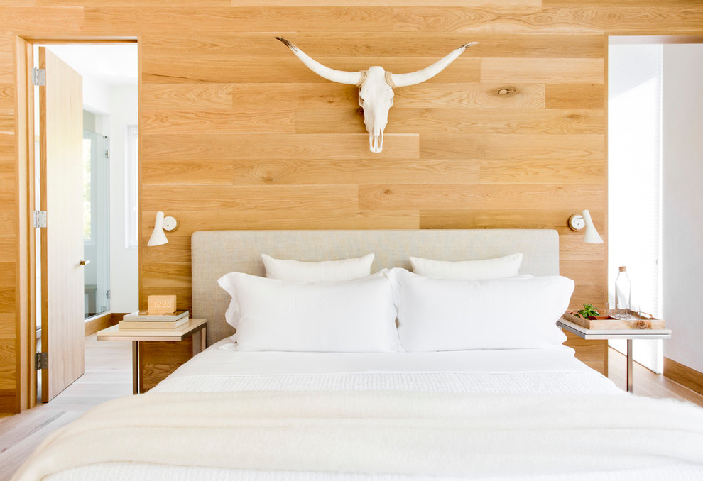Foto de habitación de invitados de estilo americano grande con paredes multicolor, suelo de madera clara y suelo marrón