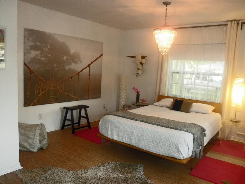 Пример оригинального дизайна: хозяйская спальня среднего размера в современном стиле с белыми стенами и пробковым полом